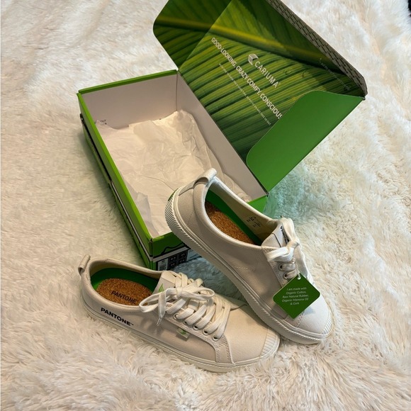 Cariuma Shoes - Cariuma Low Pantone White Canvas Contrast Thread Sneakers Women's Size 10W